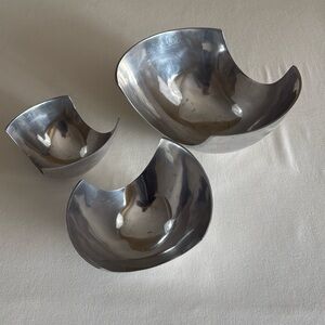 Set of 3 asymmetrical serving scoop bowls